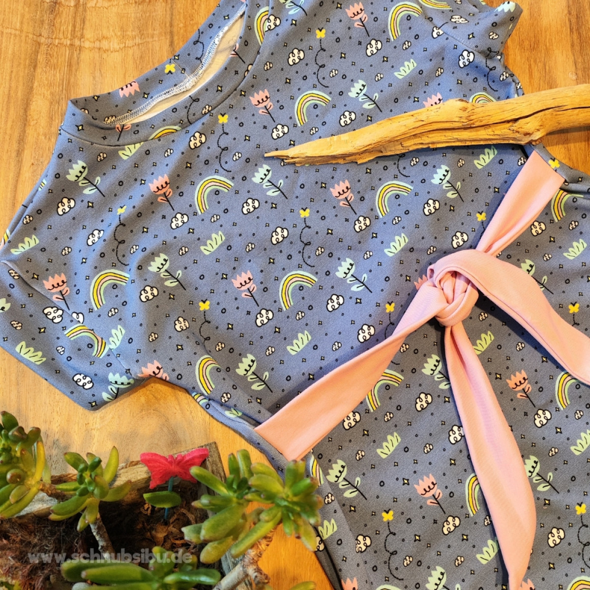 French Terry Flowers and Rainbows blau